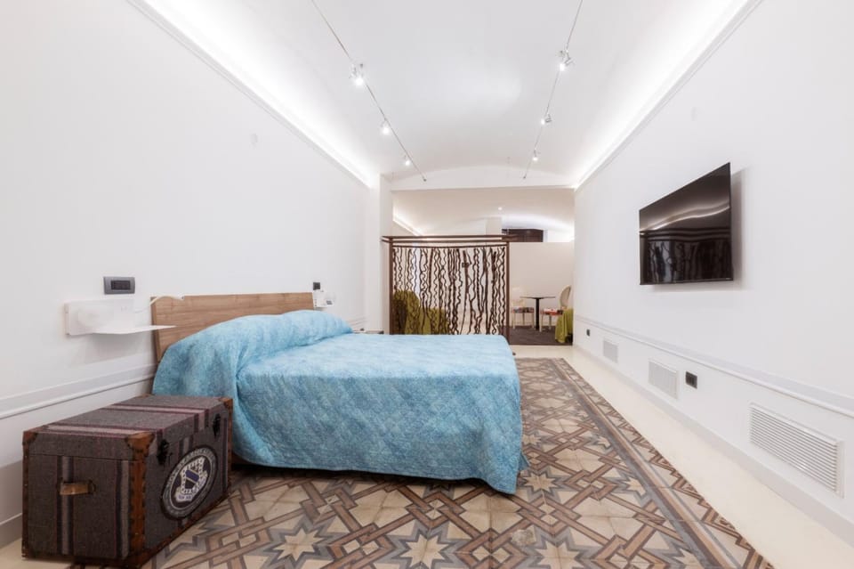 Bed, TV and multimedia, Photo of the whole room, Bedroom