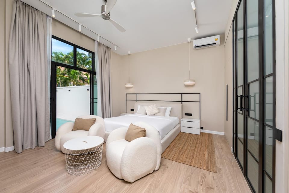 Bed, Seating area, Bedroom
