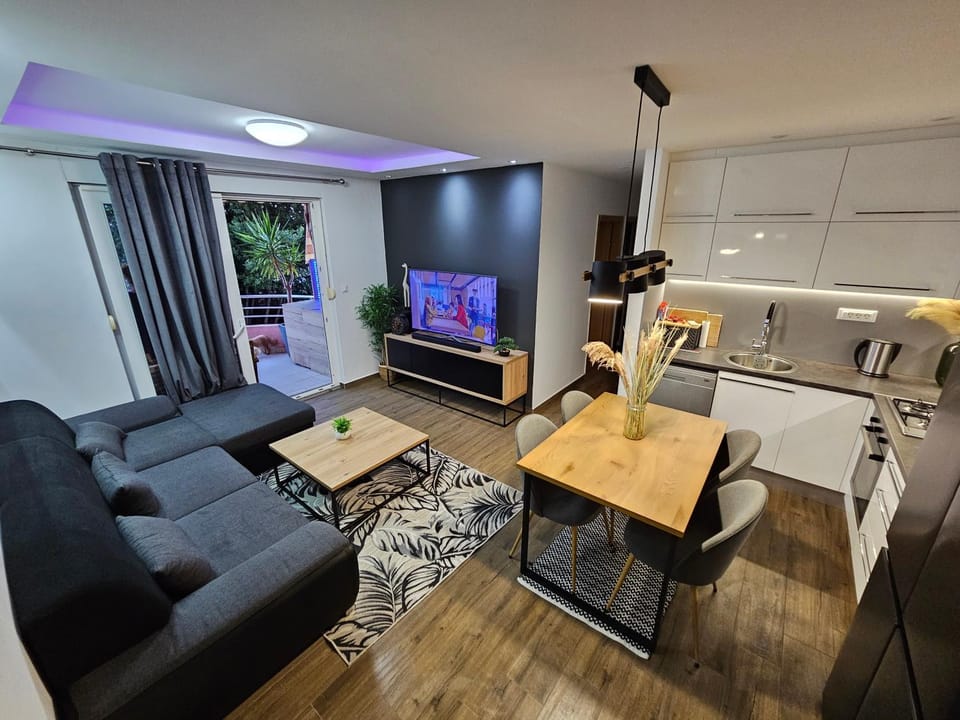 TV and multimedia, Kitchen or kitchenette, Living room, Seating area