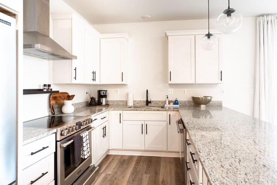 Piedmont Place Suite 301 - Near King Family Vineyards - Mtn Views Apartment in Shenandoah Valley