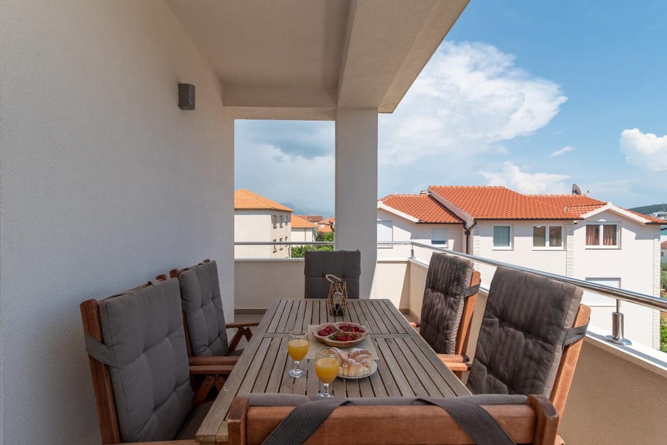 View (from property/room), Balcony/Terrace, Seating area