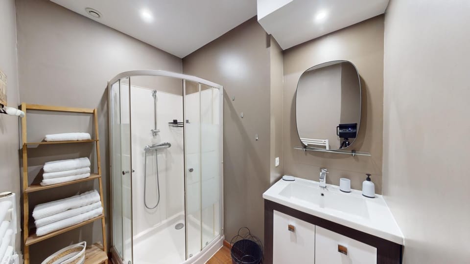 Shower, towels