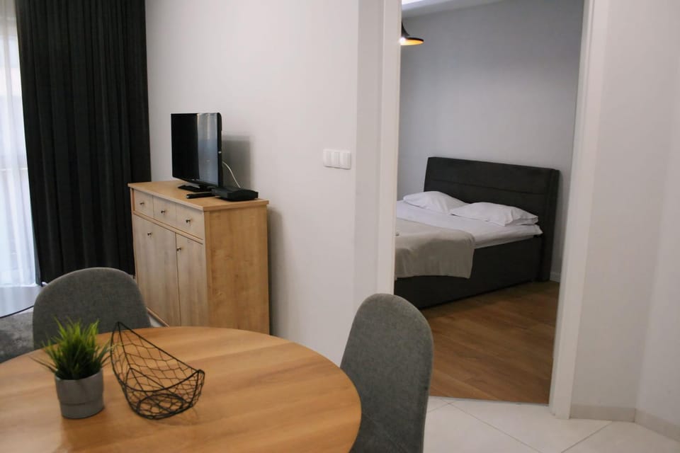 Bed, TV and multimedia, Living room, Photo of the whole room, Dining area, Bedroom, hair dresser