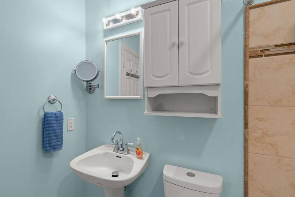 Cozy Home Across from Base, Close to Airport & Beaches House in North Charleston