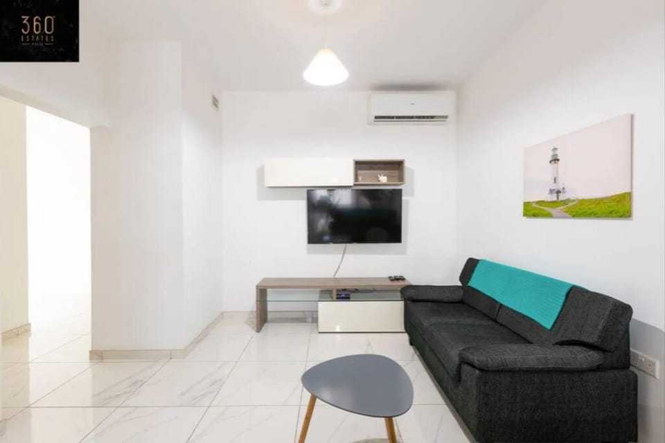 Communal lounge/ TV room, TV and multimedia, Living room, Seating area, Evening entertainment, air conditioner