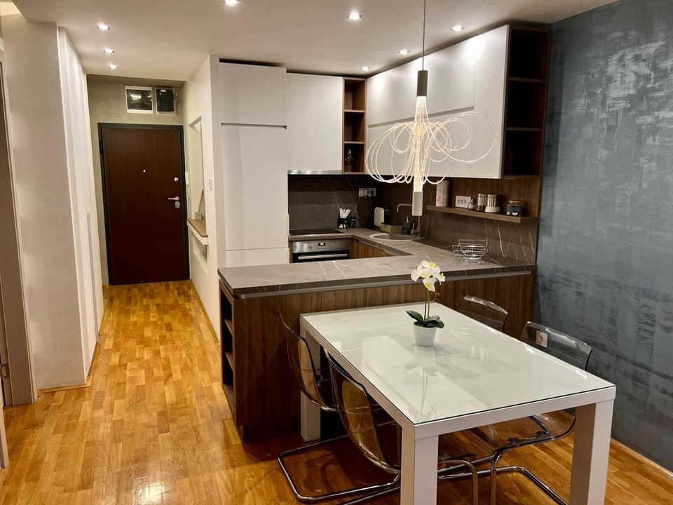Dining area, dishwasher, oven, pet friendly, stove, kitchen