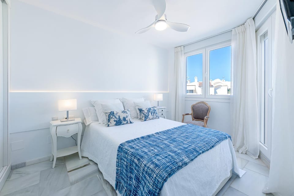 Bed, TV and multimedia, fireplace