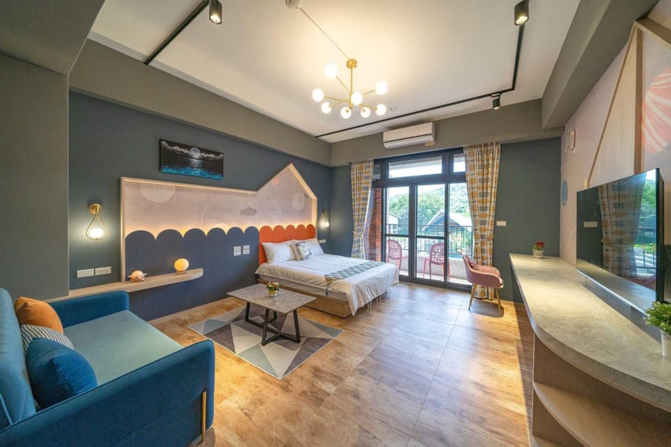 Bed, TV and multimedia, Photo of the whole room, Bedroom