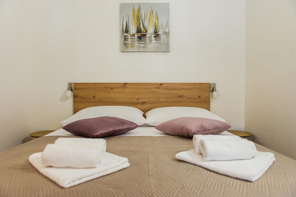 Bed, Bedroom, towels