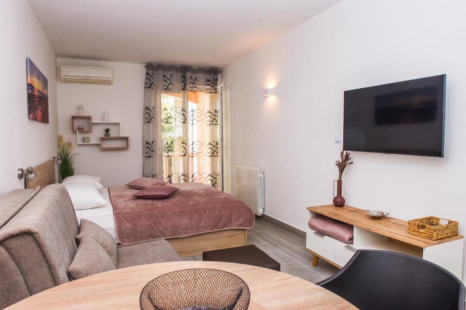 TV and multimedia, Bedroom, air conditioner