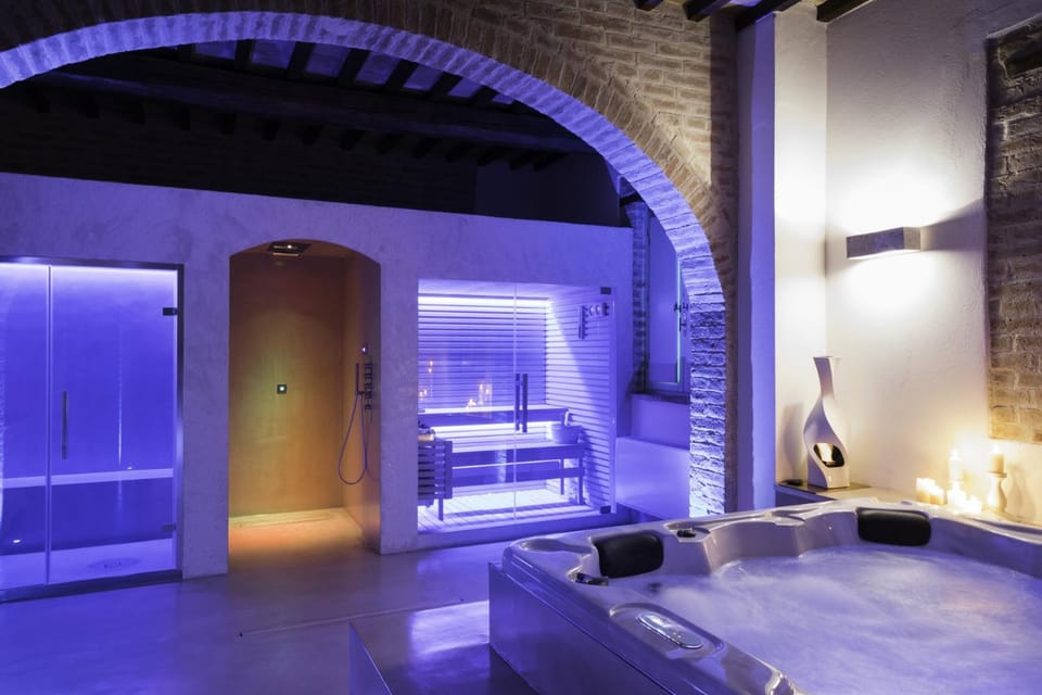 Hot Tub, Sauna, Steam room