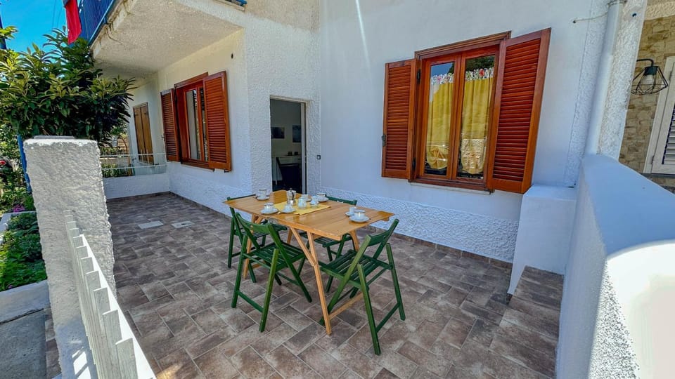 Property building, Balcony/Terrace, Dining area