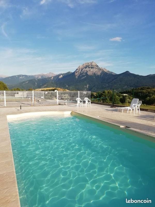 Mountain view, Pool view, Swimming pool