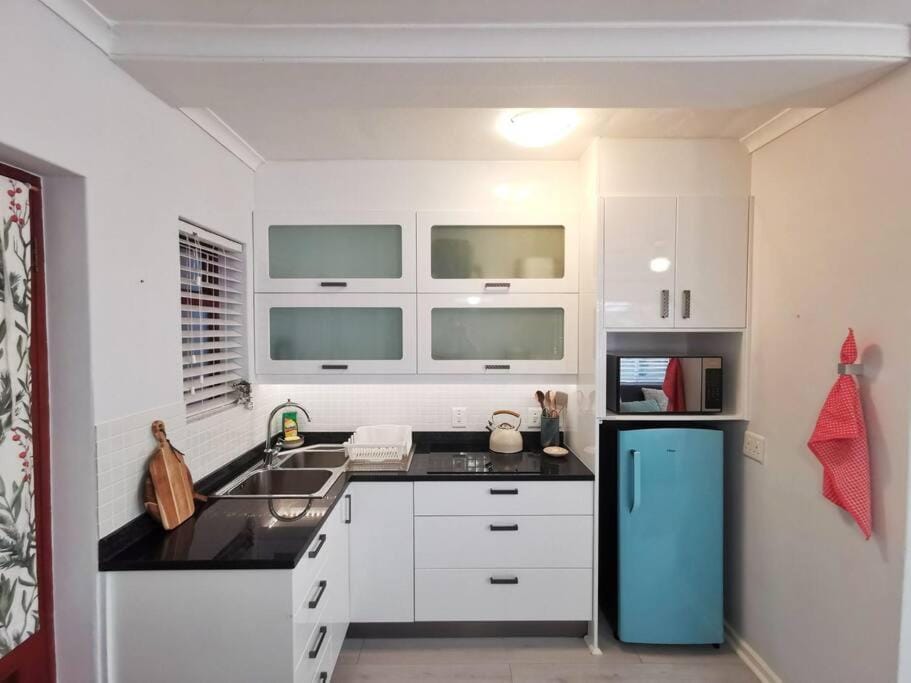 Kitchen or kitchenette, minibar, stove