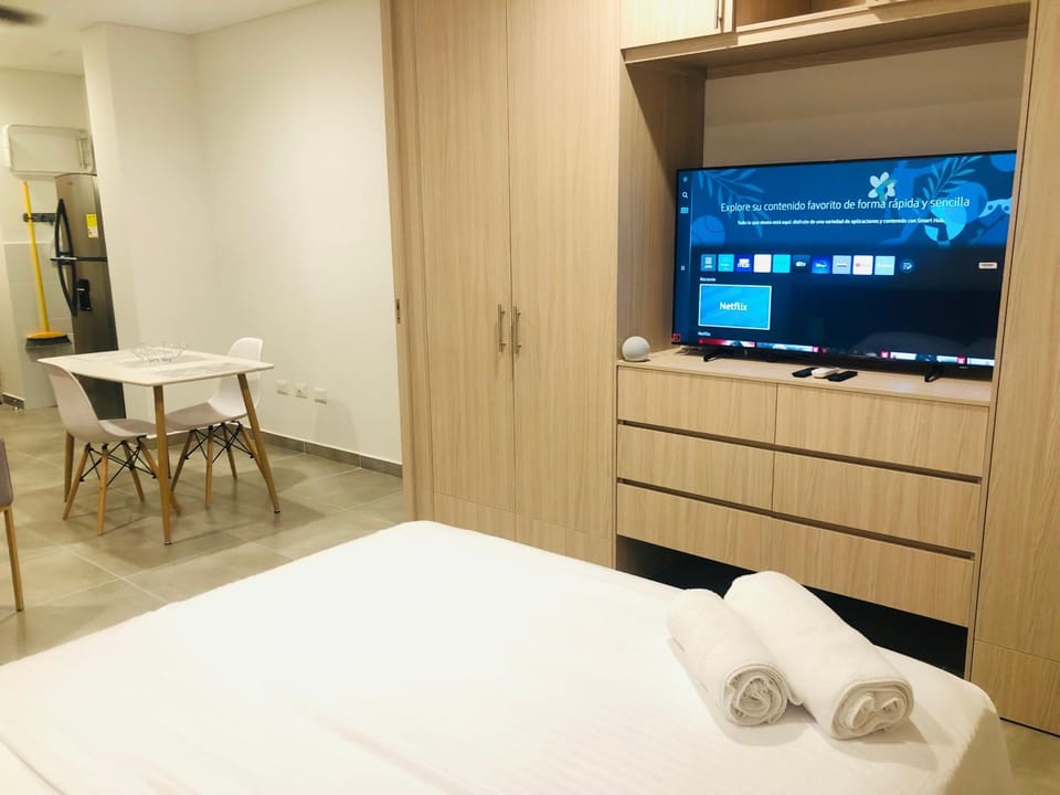 TV and multimedia, Photo of the whole room, Bedroom