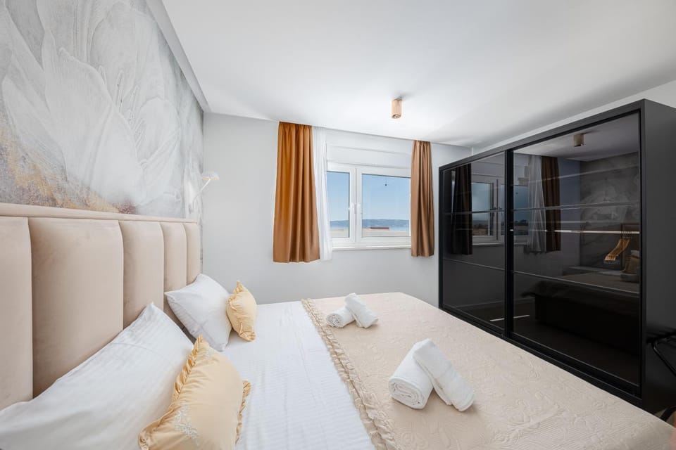 Photo of the whole room, Bedroom, wardrobe