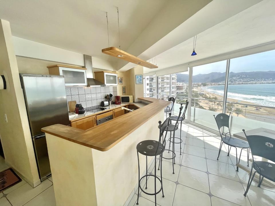 View (from property/room), Kitchen or kitchenette, Dining area, Sea view
