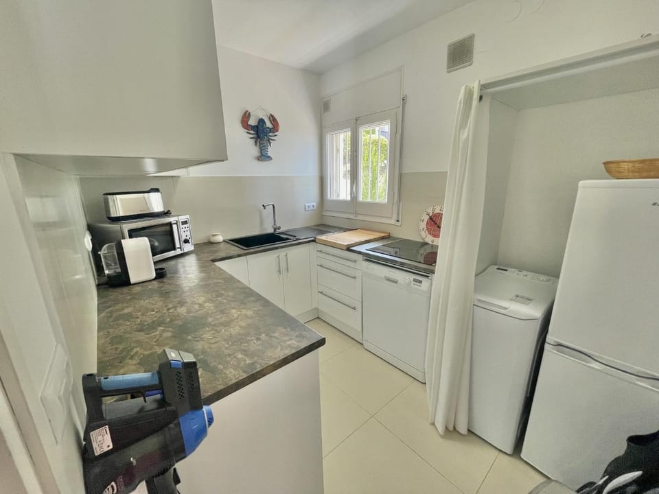 Kitchen or kitchenette, dishwasher, stove