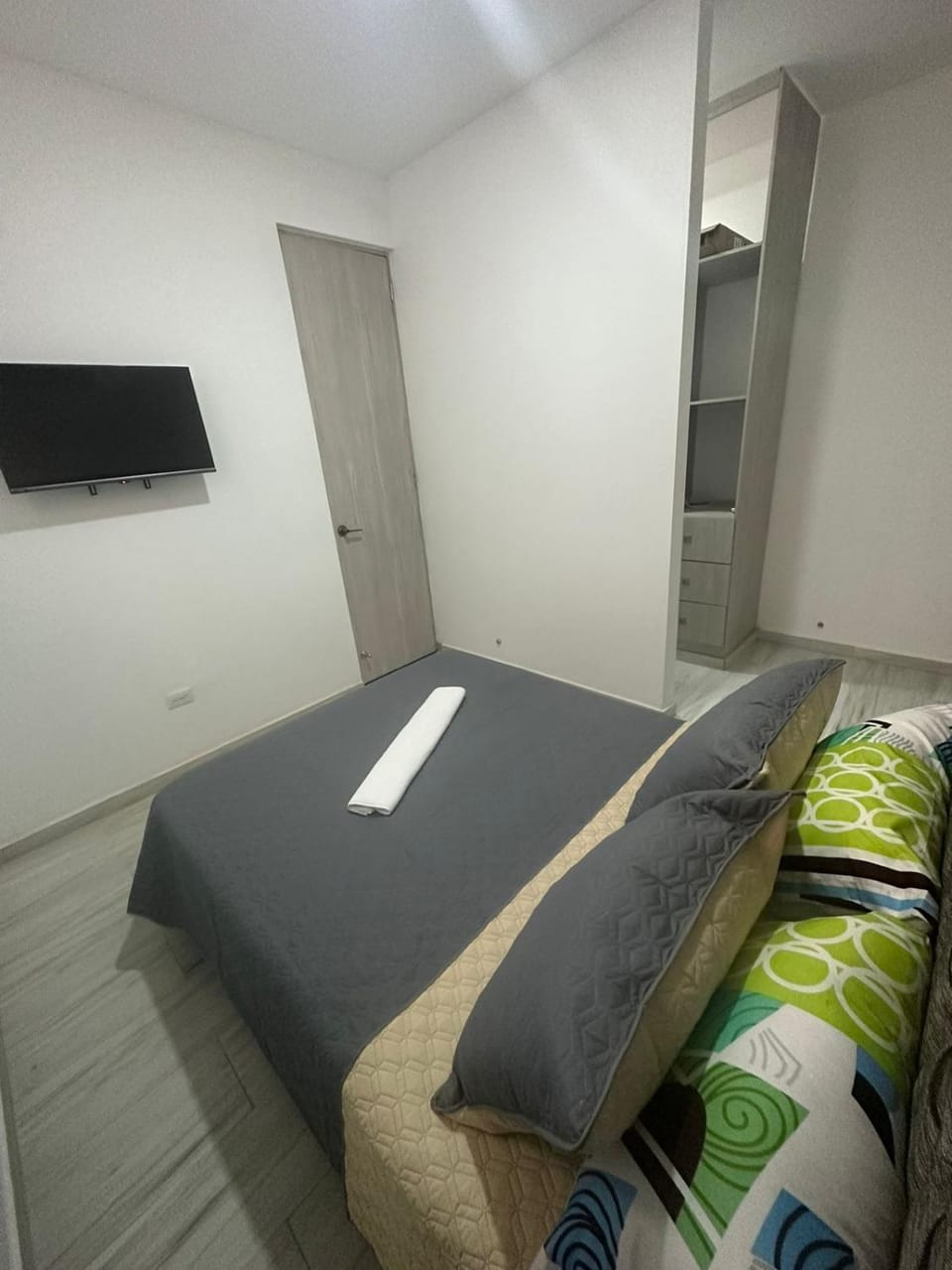 Bed, TV and multimedia, Photo of the whole room, Bedroom