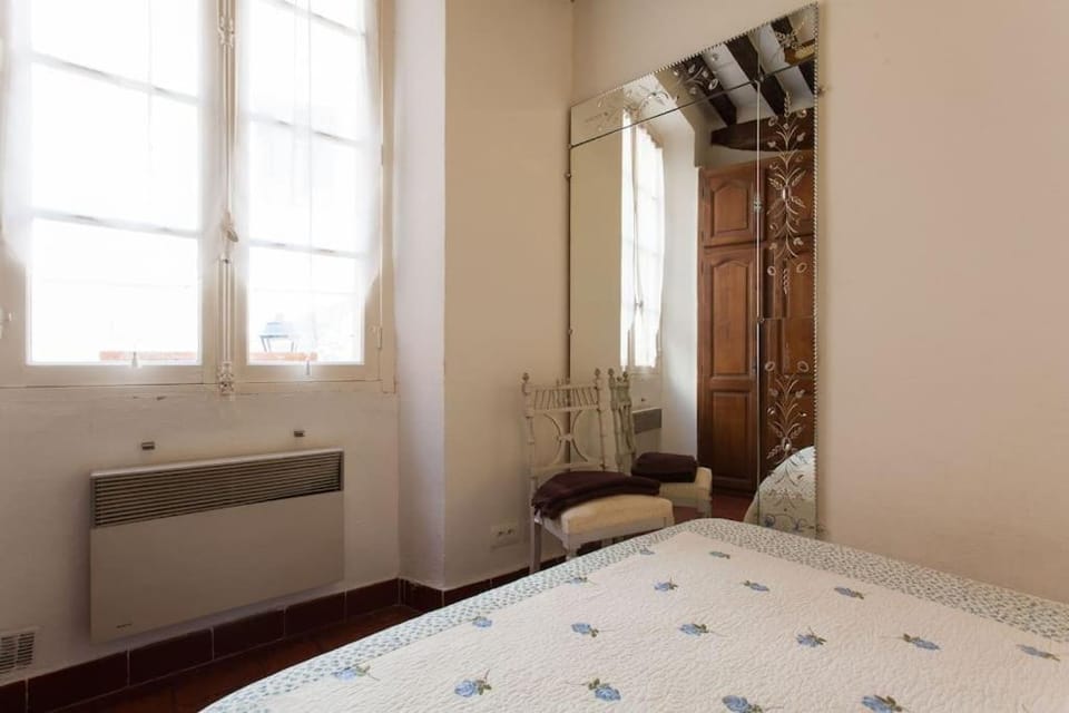 A8 Staywizus - 2 BDR Duplex Remparts Heart of Old Antibes Apartment in Antibes