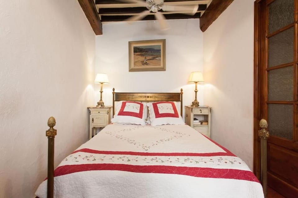 A8 Staywizus - 2 BDR Duplex Remparts Heart of Old Antibes Apartment in Antibes