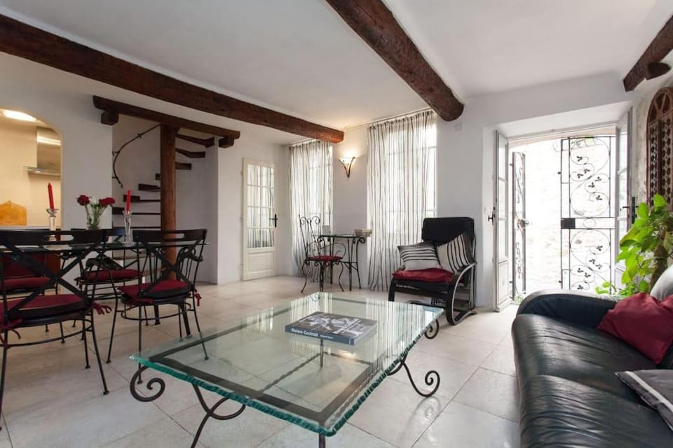 A8 Staywizus - 2 BDR Duplex Remparts Heart of Old Antibes Apartment in Antibes
