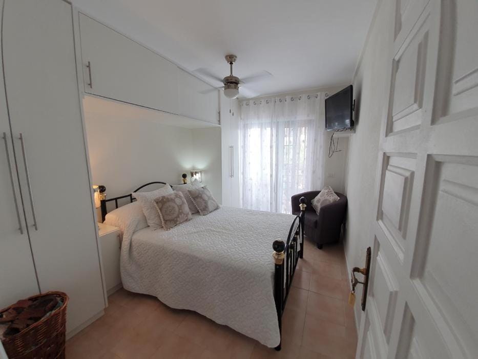 TV and multimedia, Bedroom, fireplace, wardrobe