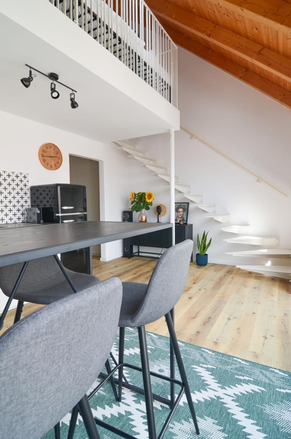 Kitchen or kitchenette, Living room, Seating area, Dining area