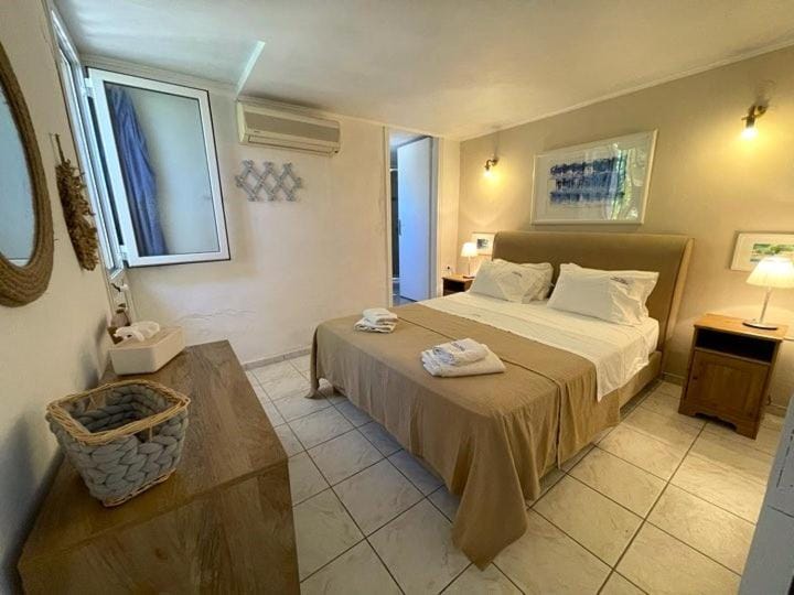 Bed, Photo of the whole room, Bedroom, towels, air conditioner