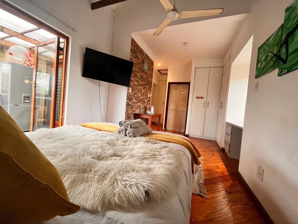 Bed, TV and multimedia, Photo of the whole room, Bedroom, fireplace