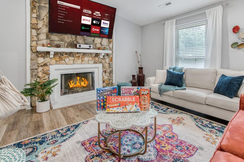 Communal lounge/ TV room, TV and multimedia, Living room, Seating area, Evening entertainment
