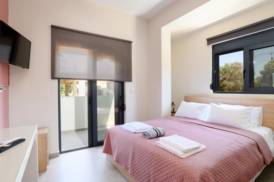 Bed, TV and multimedia, Bedroom, towels