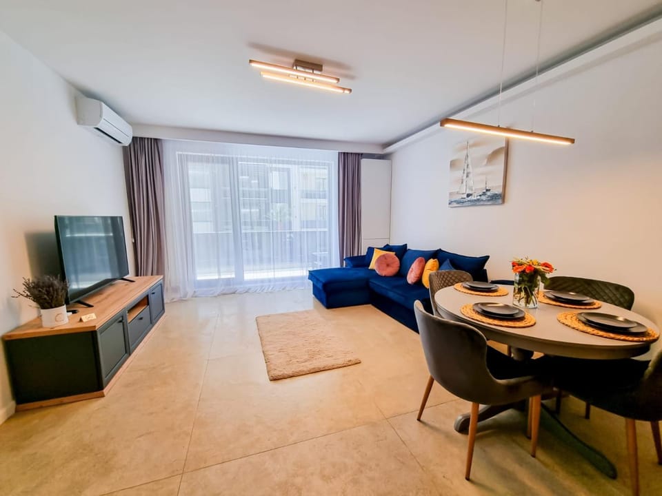 TV and multimedia, Living room, Seating area, Dining area, air conditioner