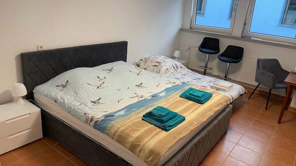 Bed, towels