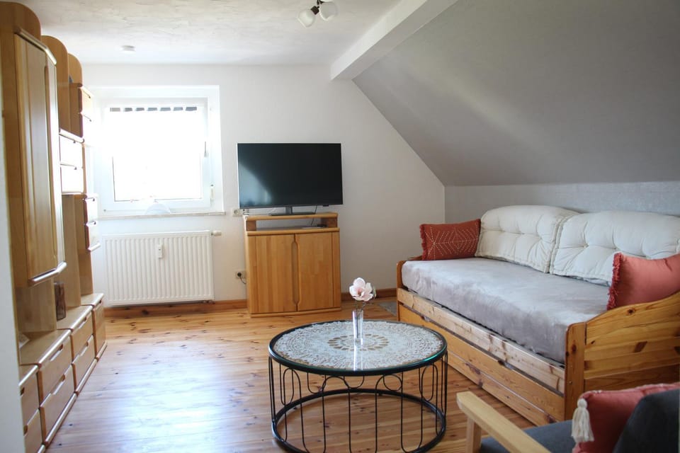 Communal lounge/ TV room, Bed, TV and multimedia, Living room, Seating area, Evening entertainment, heating, storage