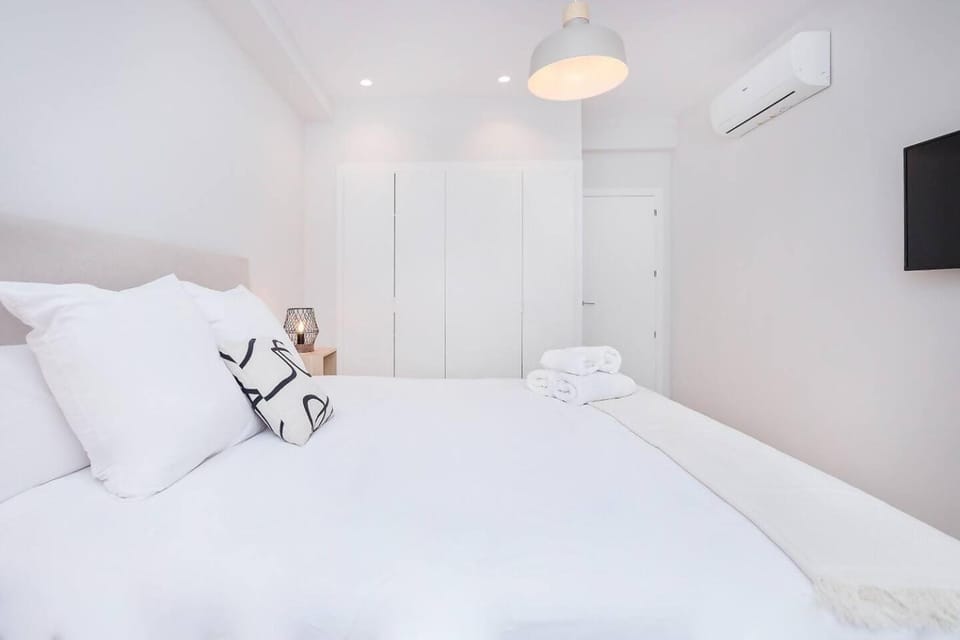 Bed, TV and multimedia, Bedroom, wardrobe