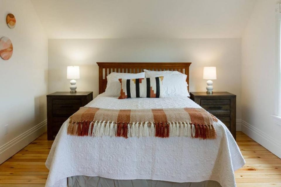 Waterfront with Hot Tub Joanie's Farmhouse House in Greater Napanee