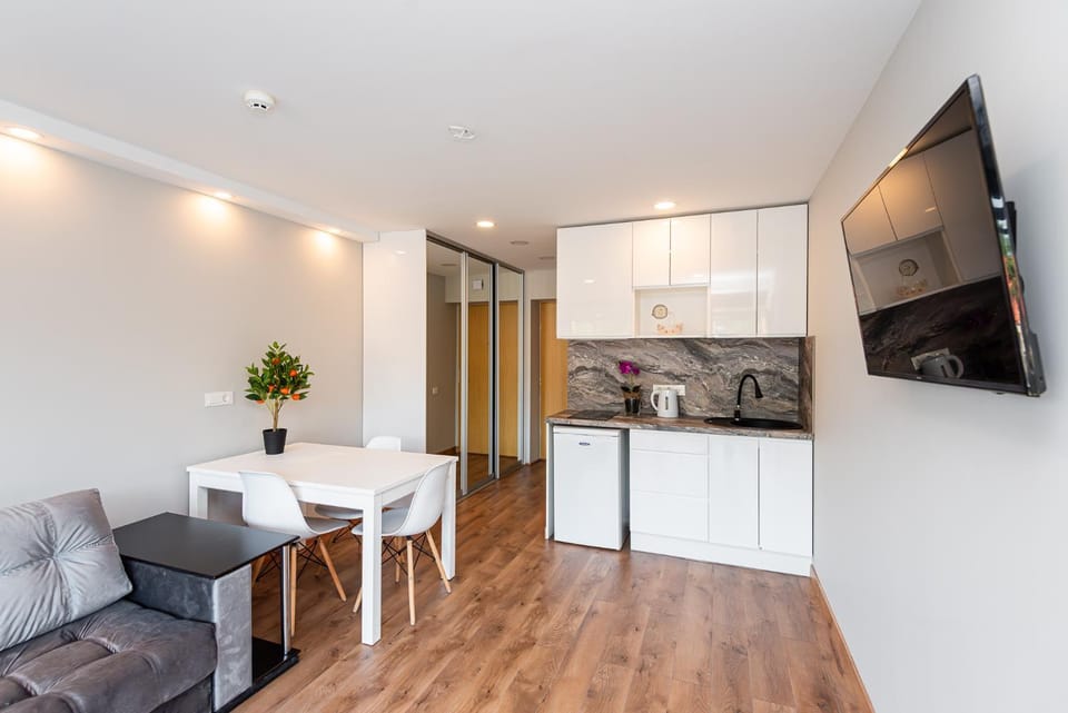 Communal lounge/ TV room, Seating area, Dining area, stove