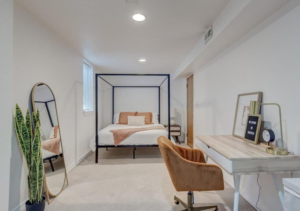 Bed, Photo of the whole room, Bedroom