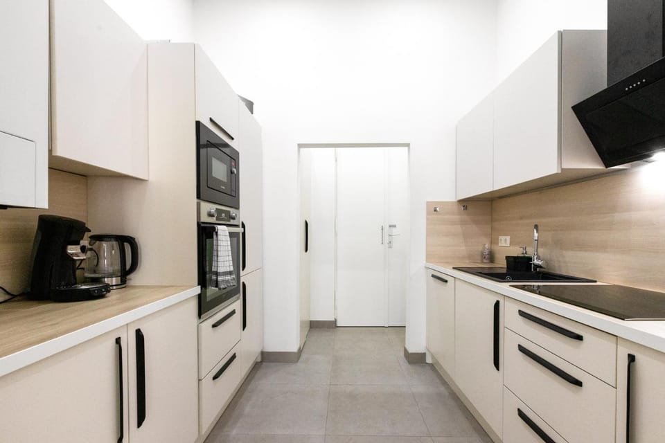 Coffee/tea facilities, microwave, oven, kitchen