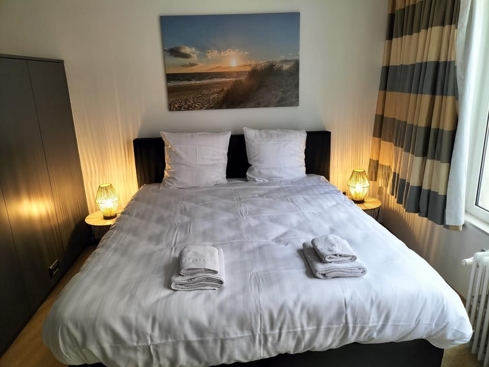 Bed, Photo of the whole room, Bedroom, towels