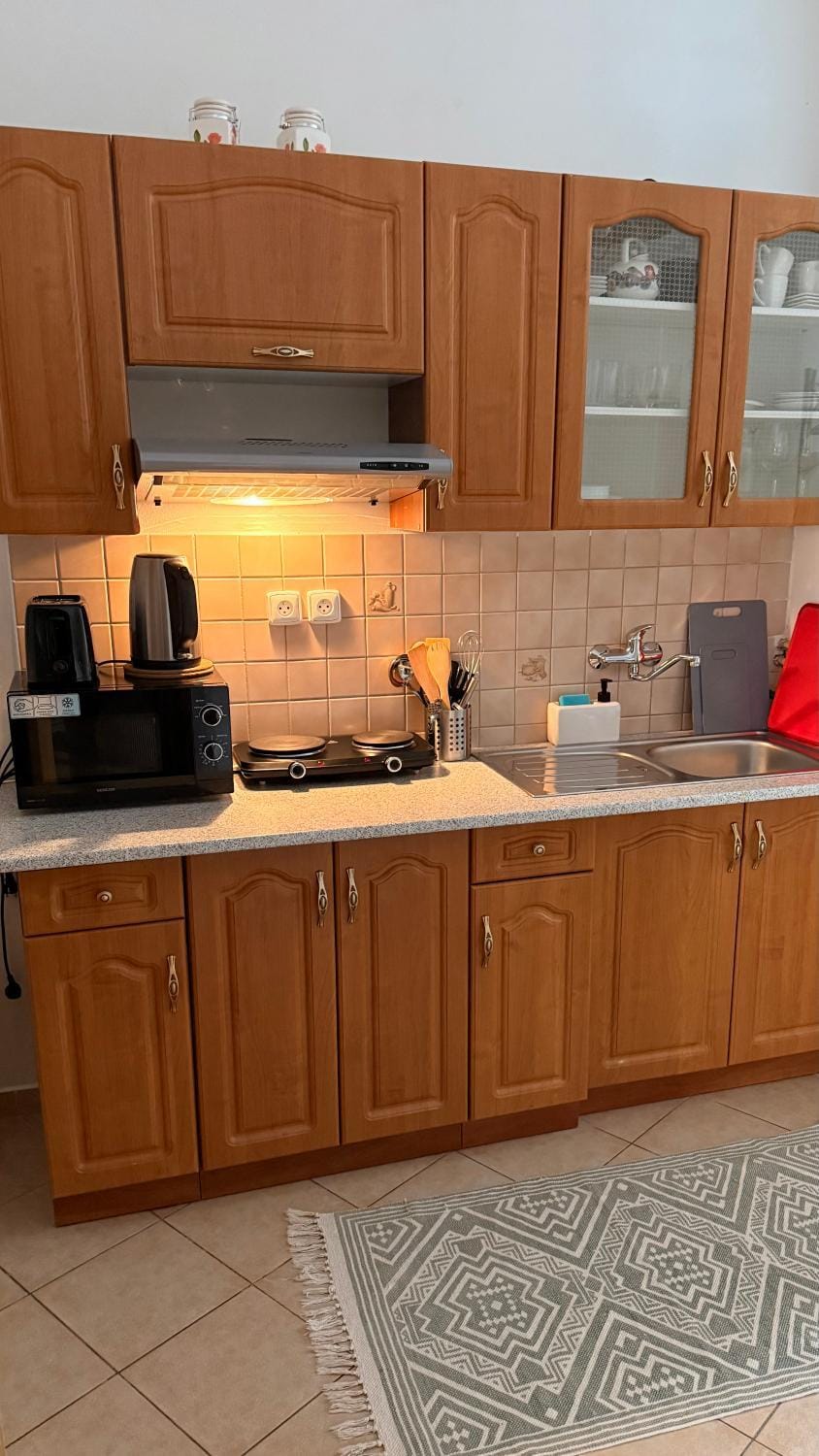 Coffee/tea facilities, Kitchen or kitchenette, stove, toaster