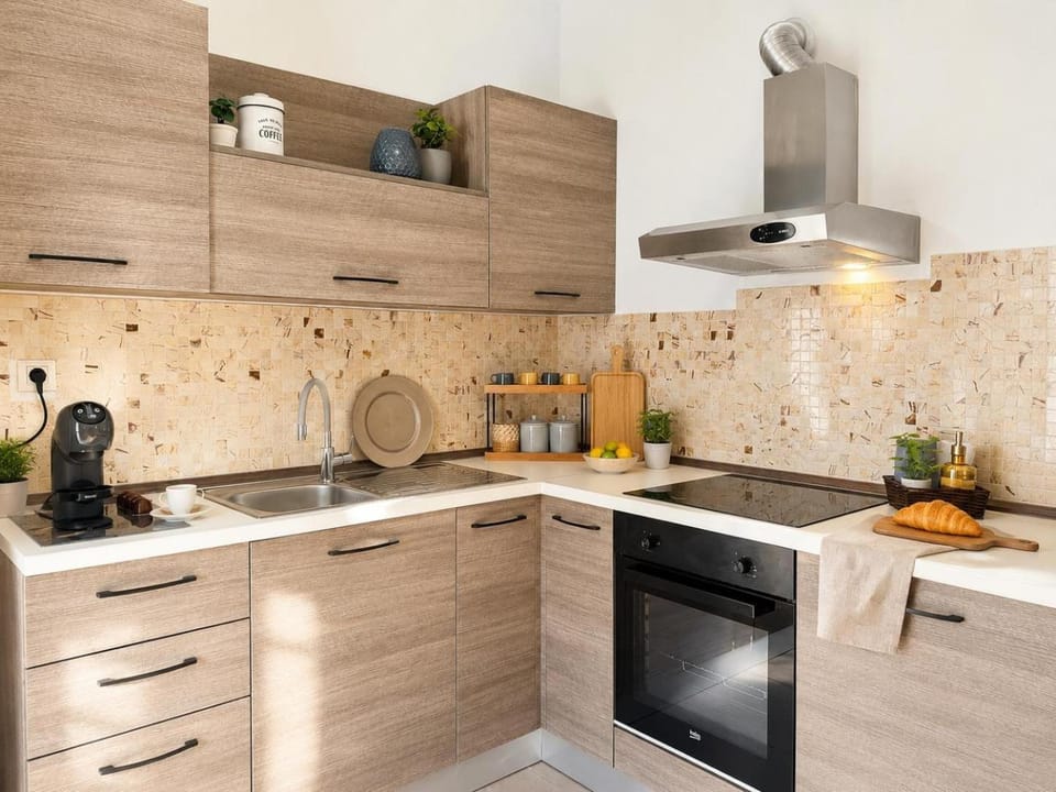 Coffee/tea facilities, Kitchen or kitchenette, dishwasher, stove, toaster