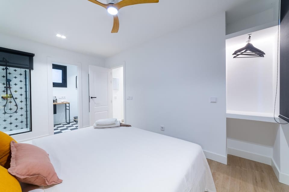 Bed, Photo of the whole room, Bedroom
