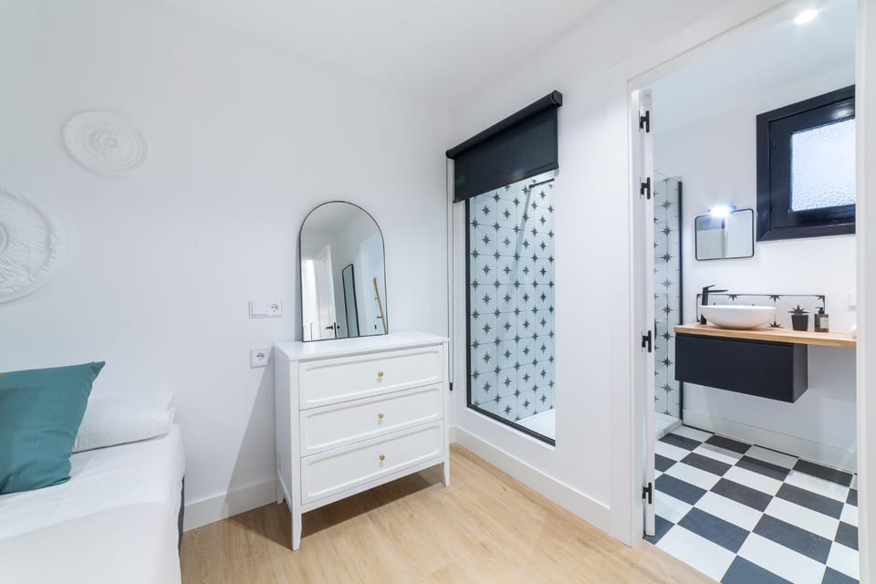 Shower, Bedroom