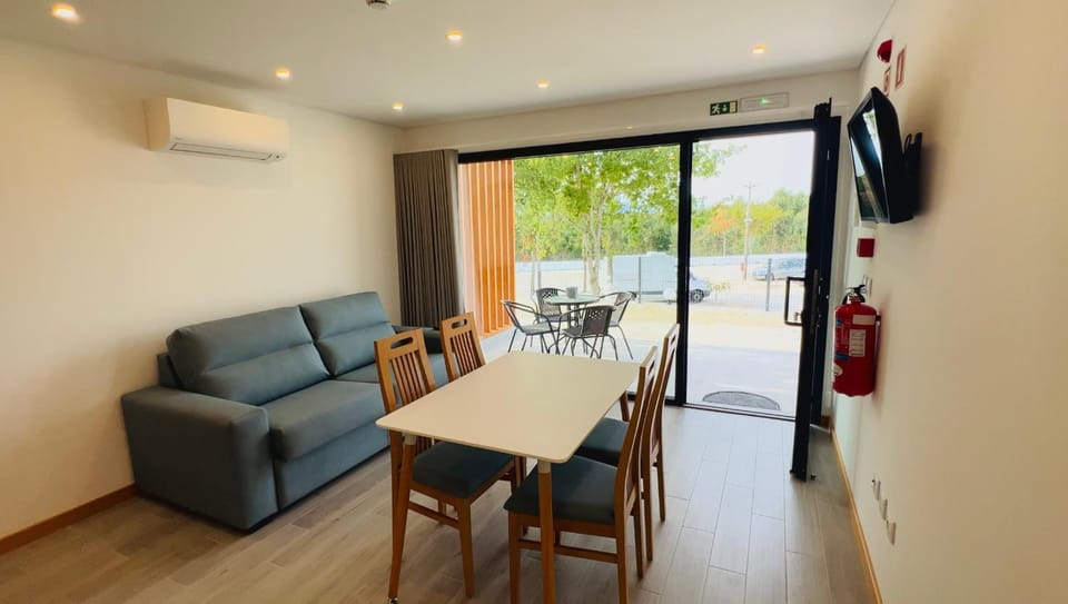 Communal lounge/ TV room, TV and multimedia, Living room, Dining area, air conditioner
