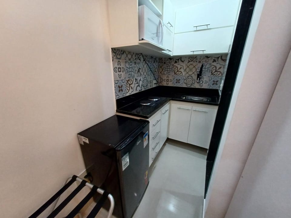 Kitchen or kitchenette, minibar, oven, stove