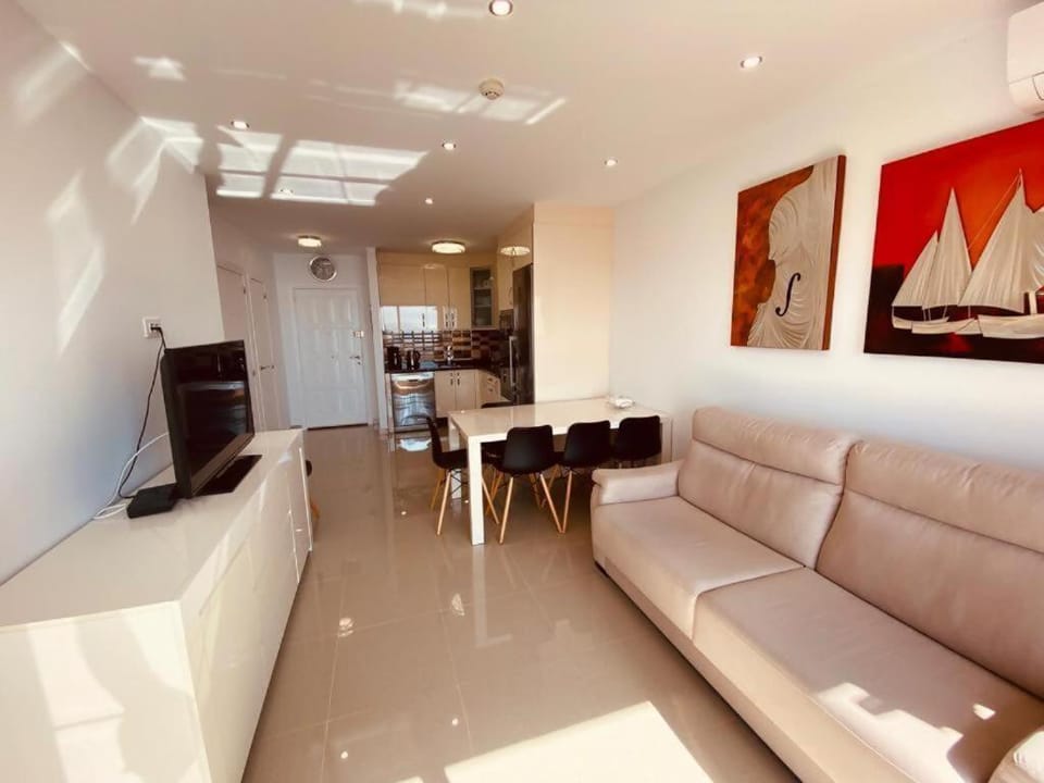 TV and multimedia, Kitchen or kitchenette, Living room, Seating area, Dining area