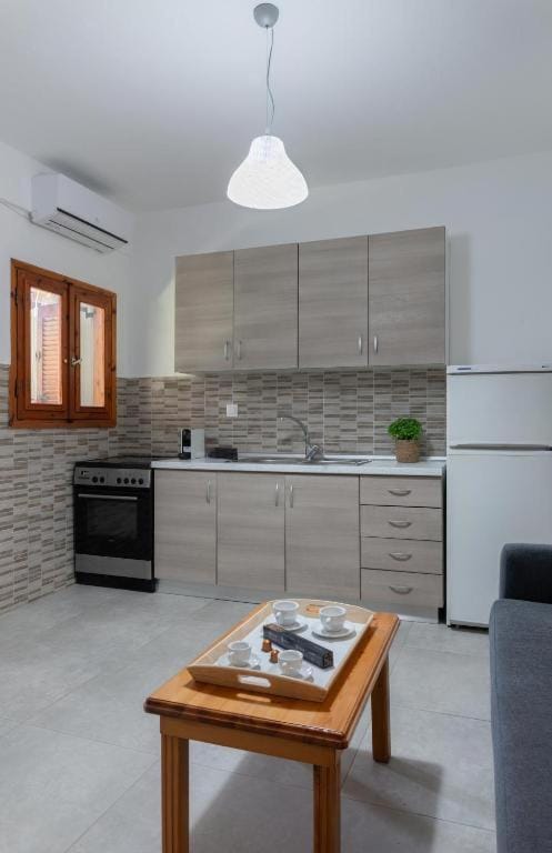 Kitchen or kitchenette, Seating area, oven, pet friendly, stove