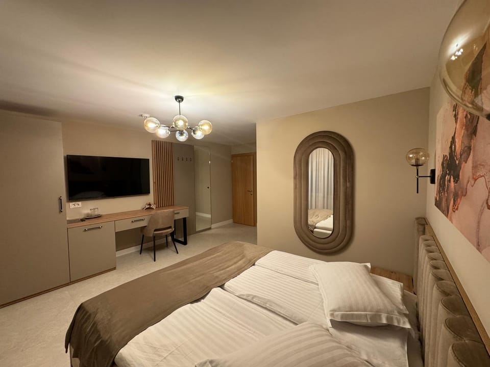 Bed, TV and multimedia, Photo of the whole room